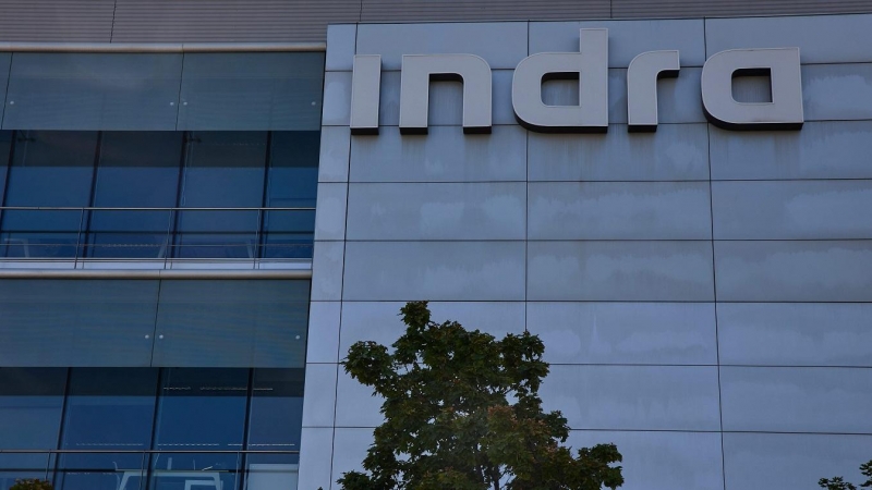 El logo de la tecnológica Indra en la fachada de su sede en Madrid. E.P/Jesús Hellín
