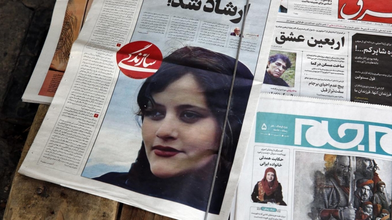 Diarios iraníes informando sobre la muerte de Mahsa Amini, en Teherán, Irán.