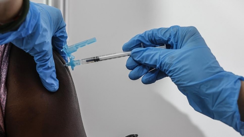 Una sanitaria vacuna a una persona con la tercera dosis de la vacuna de Moderna en el vacunódromo instalado en la Ciutat de Les Arts i les Ciències, en València