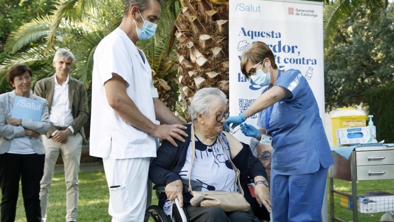Josefa Pérez, de la residencia de mayores Feixa Llarga de L,Hospitalet de Llobregat ha vuelto a ser la primera persona de Catalunya que ha recibido este lunes la cuarta dosis de la vacuna de la covid.