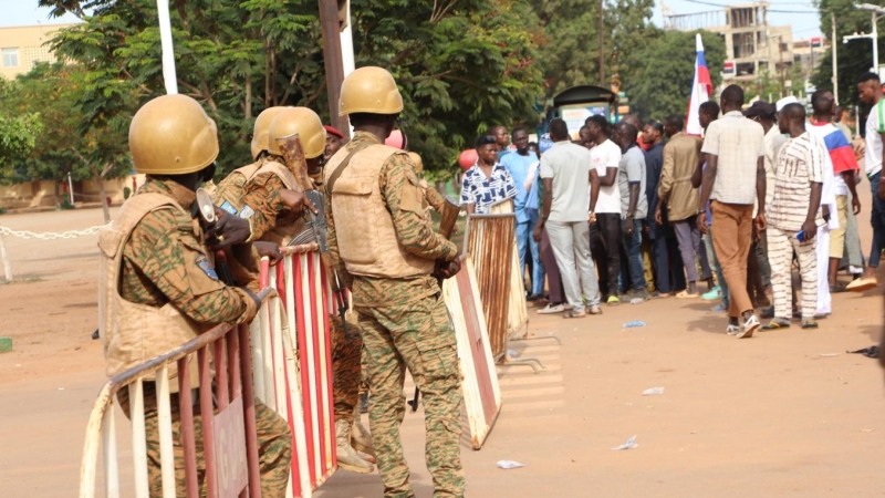 Un grupo de militares cortan una calle en Uagadugú, capital de Burkina Faso, a 30 de septiembre de 2022.