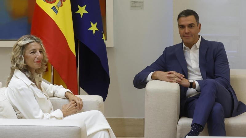 El presidente del Gobierno, Pedro Sánchez (d), durante la reunión que ha mantenido con la vicepresidenta segunda y ministra de Trabajo y Economía Social, Yolanda Díaz, este martes en Moncloa.