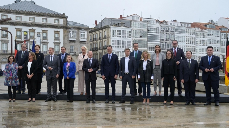 5/10/22 Foto de familia de los miembros de los gobiernos alemán y español, en A Coruña.