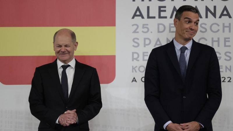 5/10/22 Scholz y Sánchez, en la cumbre hispanoalemana de A Coruña.