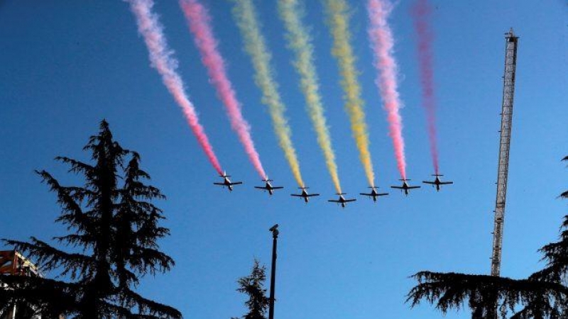 Imagen de la Patrulla Águila el 12 de octubre de 2021. El humo de los aviones tenían que dibujar la bandera de España.