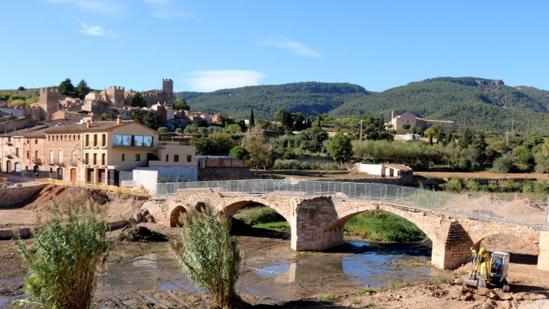 16/10/2022 - Treballs de rehabilitació del Pont Vell de Montblanc, malmès per la riuada de 2019.