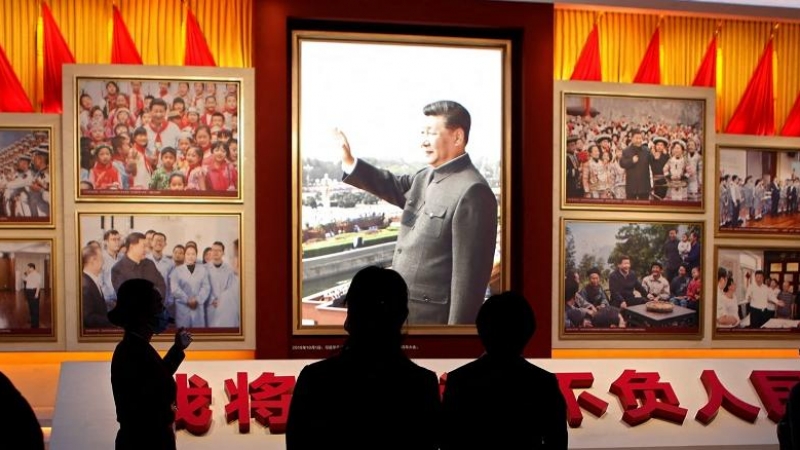 Un guía muestra a varios visitantes las imágenes del presidente chino Xi Jinping, en el Museo del Partido Comunista de China, en Pekín. REUTERS/Florence Lo