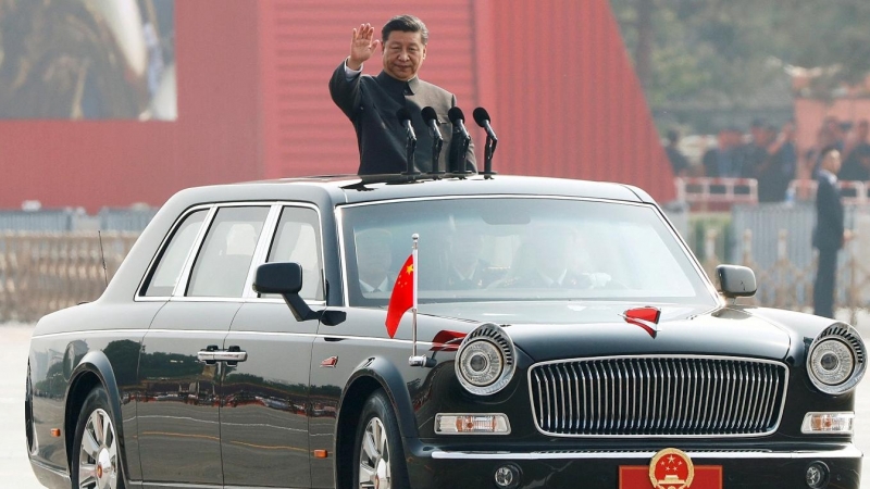 El presidente chino, Xi Jinping, saluda desde un vehículo mientras pasa revista a las tropas en un desfile militar en el 70.º aniversario de la fundación de la República Popular China, en su Día Nacional, en Pakín, el  1 de octubre de 2019. REUTERS/Thomas
