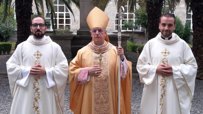 El obispo de Ourense, Leonardo Lemos Montanet, con dos sacerdotes.