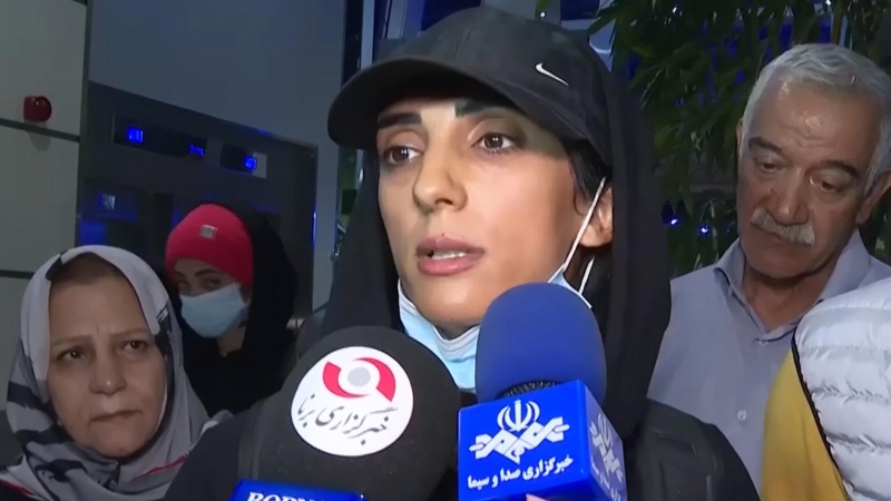 La escaladora iraní Elnaz Rekabi responde ante los medios