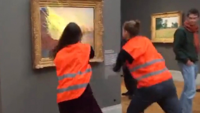 Los activistas contra el cambio climático lanzan puré de patata a un cuadro de Monet en el Museo Barberini de Potsdam.