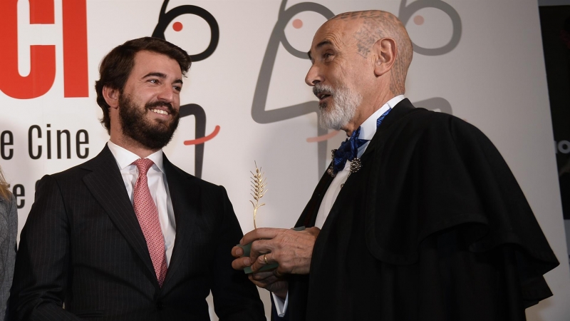 El director y guionista leonés Chema Sarmiento (d), reconocido en España por su obra el 'Filandón', conversa con el vicepresidente de la Junta de Castilla y León, Juan García-Gallardo (i) este 24 de octubre de 2022.