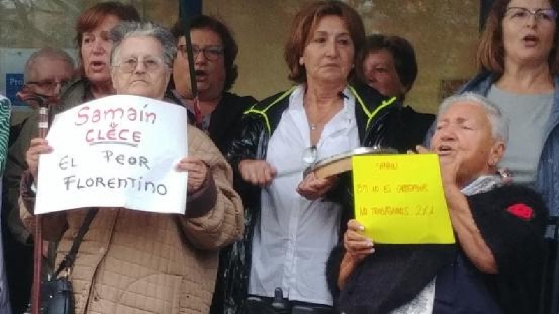28/4/22 Trabajadoras, usuarias y familiares de residentes del centro Clece Vitam, propiedad del grupo empresarial de Florentino Pérez, protestan por la situación de la residencia.