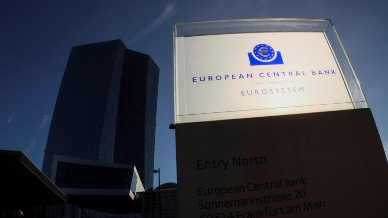 El logo del BCE delante del rascacielos donde tiene su sede en Fráncfort. REUTERS/Wolfgang Rattay