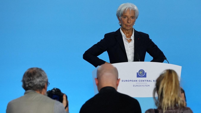 La presidenta del BCE, Christine Lagarde, durante la rueda  de prensa posterior a la reunión del Consejo de Gobierno la entidad, en la que se ha decidido subir los tipos de interés al 2%, en Fráncfort. REUTERS/Wolfgang Rattay