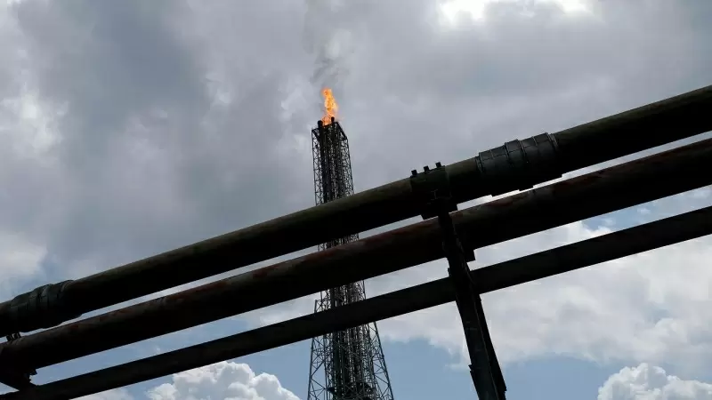 Una torre que quema gas en una planta de procesamiento de GNL operada por Shell y otros en Bonny Island, en el estado de Rivers (Nigeria). REUTERS/Paul Carsten