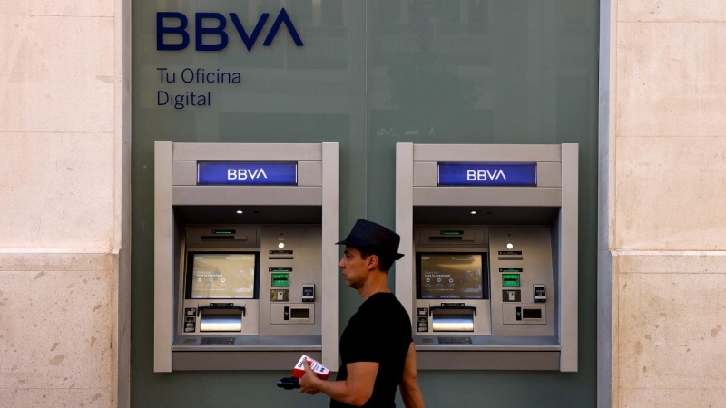 Un hombre pasa frente a los cajeros automáticos de una sucursal de BBVA en Málaga. REUTERS/Jon Nazca