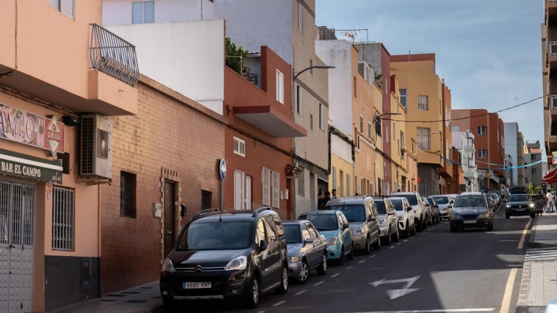 Un par de coches circulan por una zona residencial en La Laguna (Tenerife)