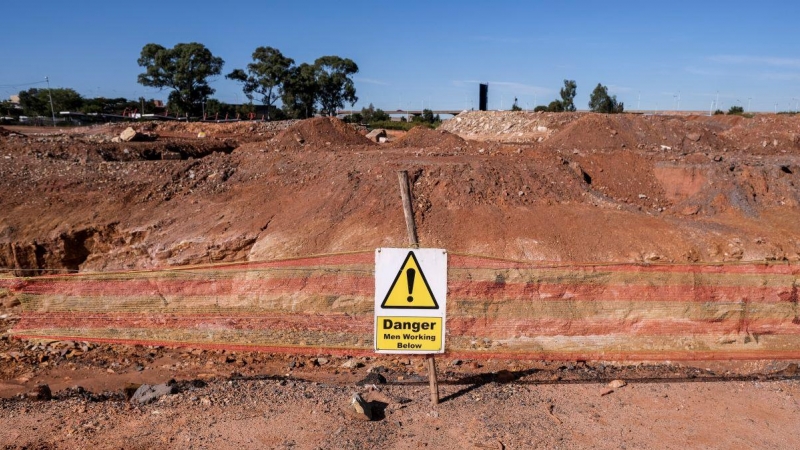 Imagen de archivo de un letrero en una mina de oro en Johannesburgo, el 14 de abril de 2022.