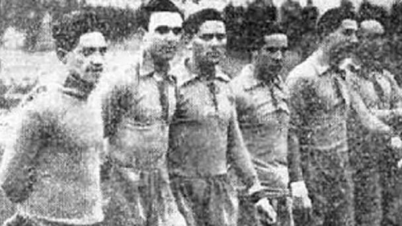 Patricio P. Escobal, tercero por la izquierda, junto a sus compañeros del Real Madrid en una fotografía publicada en 1926 'El imparcial' en una crónica futbolística bajo el título 'El partido de ayer, un gran triunfo del 'foot-ball''