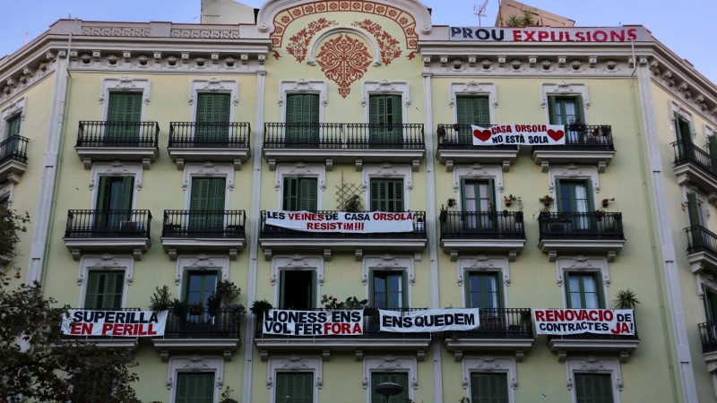 05/11/2022 - La façana de la Casa Orsola, a l'Eixample de Barcelona, amb pancartes per exigir la renovació dels contractes dels veïns.