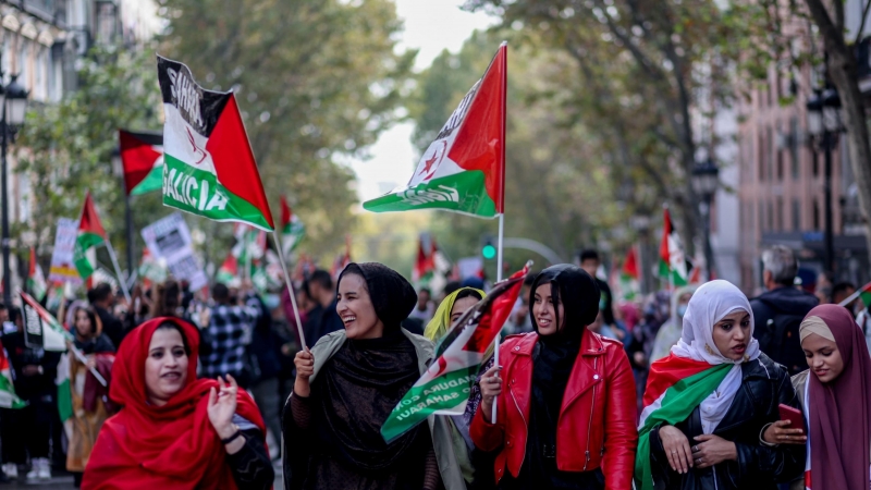 Varias mujeres saharauis protestan en una manifestación para exigir el derecho de autodeterminación del pueblo saharaui