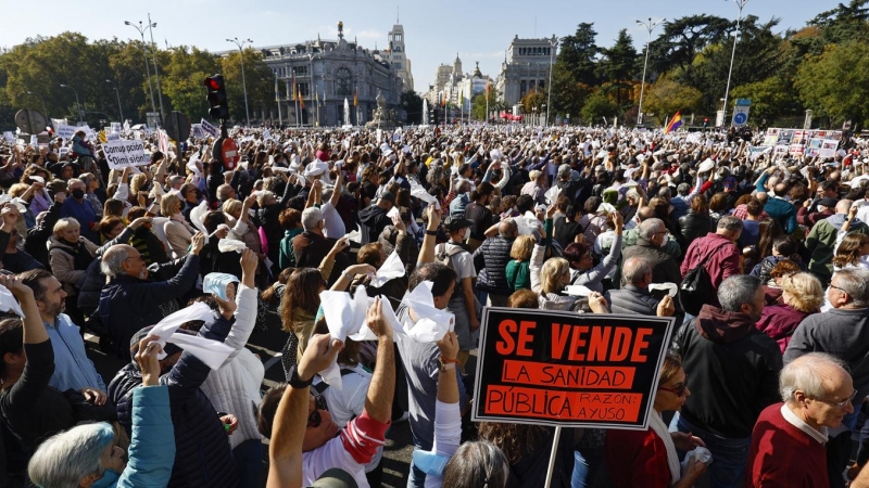 13/11/22 Manifestación ciudadana que recorre este domingo el centro de Madrid bajo el lema 'Madrid se levanta por la sanidad pública'