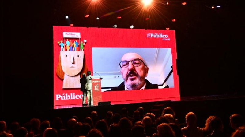 Jauma Roures, fundador del diario 'Público', interviene a través de un vídeo de la ceremonia.