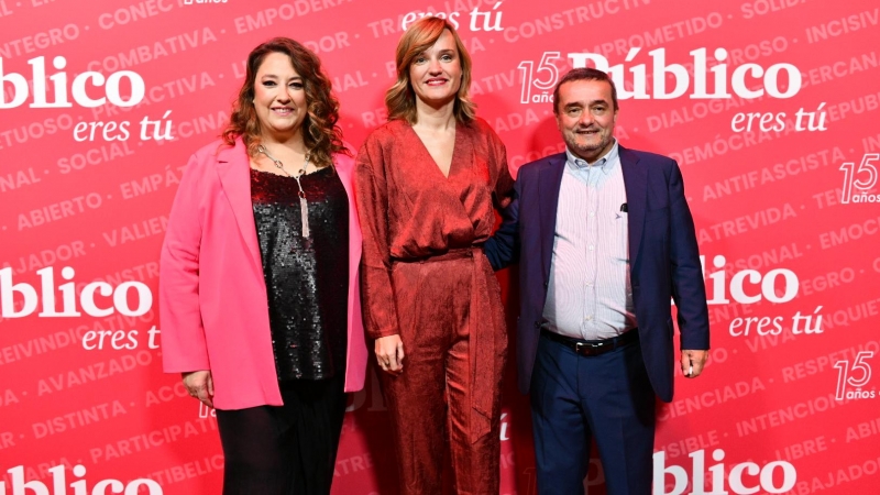 La directora de Público Virginia P. Alonso (I), la ministra de Educación y portavoz de la Ejecutiva del PSOE (c) y el director general de Público Chema Crespo (d).