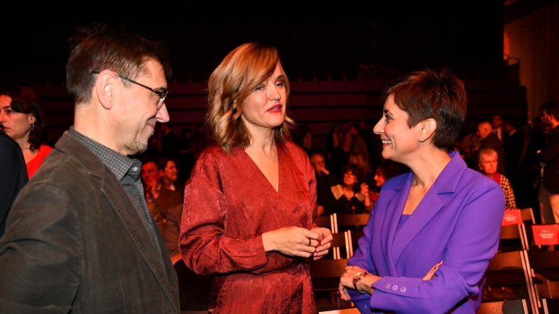 Las ministras Isabel Rodríguez y Pilar Alegría conversan junto a Juan Carlos Monedero.