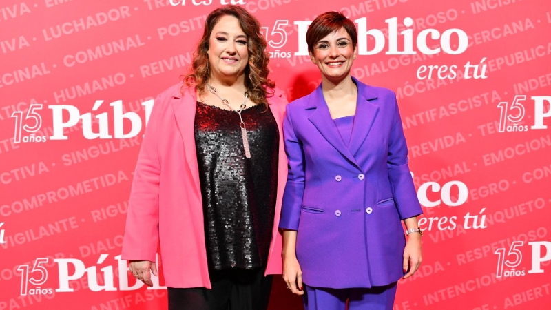 La ministra de Política Territorial y portavoz del Gobierno Isabel Rodríguez, (d) junto a la directora de Público, Virginia P. Alonso (i).