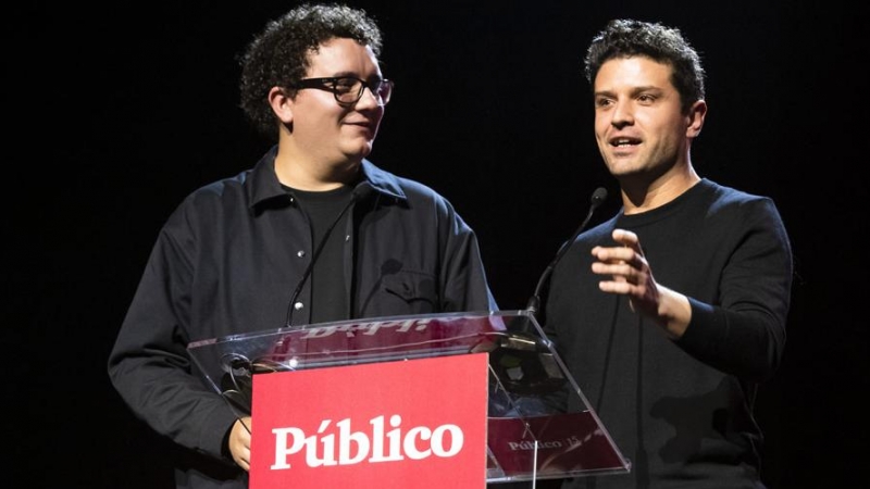 Los humoristas Facu Díaz (i) y Miguel Maldonado (d), que estrenaron estos años en Público tanto La Tuerka News como el show No te metas en política, durante la entrega de premios.