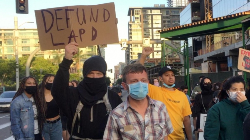 Manifestantes y miembros de STOP LAPD Spying Coalition, en una manifestación contra la financiación que recibe la Policía de Los Ángeles.