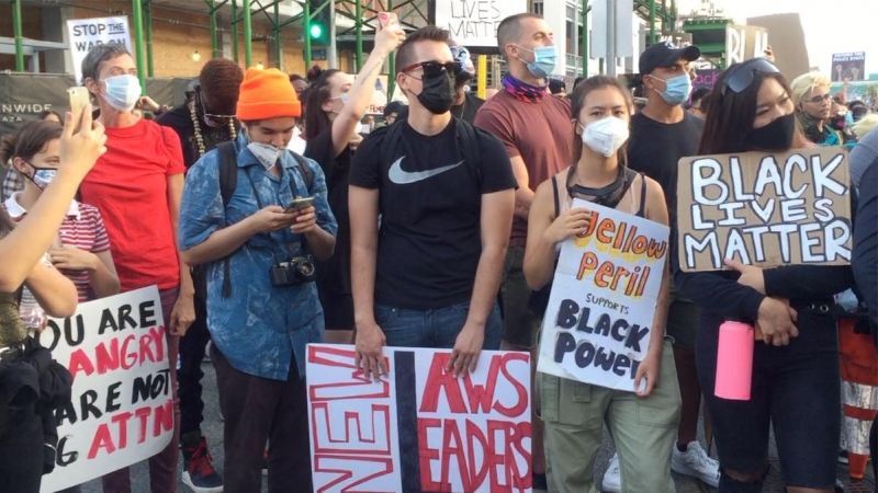 Manifestantes se congregan en las calles del centro de Los Ángeles en contra del racismo policial.
