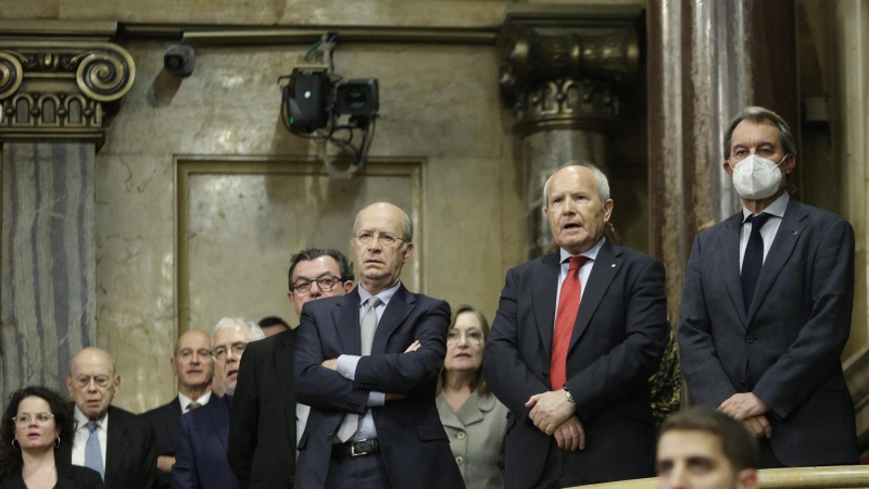 Els expresidents José Montilla i Artur Mas, i al fons, Jordi Pujol, al ple commemoratiu.