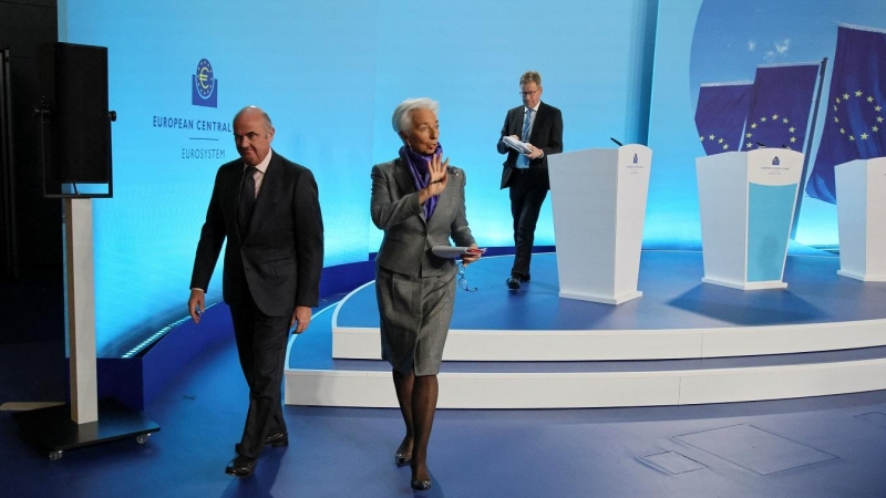 La presidenta del BCE, Christine Lagarde, y el vicepresidente, Luis de Guindos, aal acabar la rueda de prensa posterior a la reunión del Consejo de Gobierno de la entidad, en su sede en Fráncfort. R. — Wolfgang Rattay / REUTERS