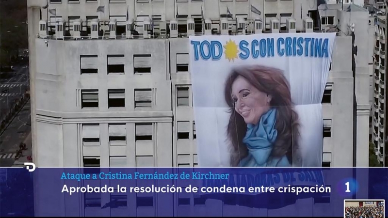 19/12/22 Imagen de TVE de un edificio con una gran pancarta en defensa de Cristina Fernández de Kirchner.