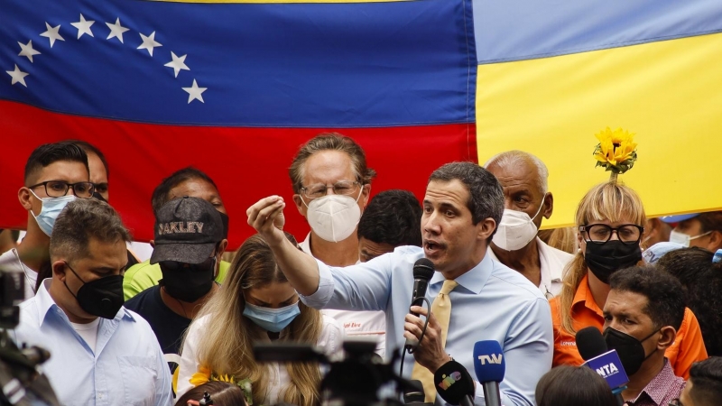 Juan Guaido, líder de la oposición en Venezuela, habla durante un mitin por la paz en Ucrania y contra el gobierno venezolano a 3 de marzo de 2022