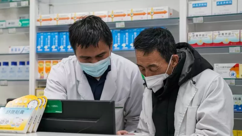 Dos farmacéuticos en una farmacia de China