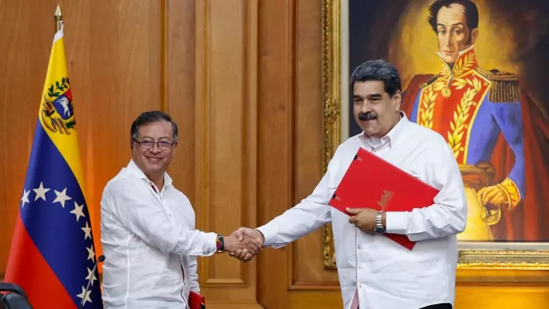 El presidente de Colombia, Gustavo Prieto, y el de Venezuela, Nicolás Maduro se dan la mano en la residencia presidencial de Miraflores en Caracas (Colombia)  a 2 de noviembre de 2022