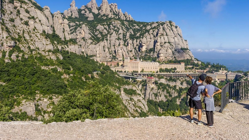 La muntanya de Montserrat, un dels símbols de la comarca, i de Catalunya
