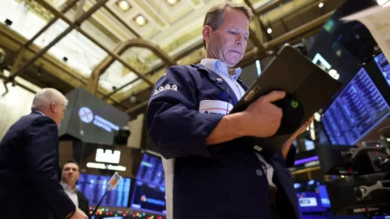 Unos operadores en el patio de negociación de la Bolsa de Nueva York (NYSE, por las siglas en inglés de New York Stock Exchange), en Wall Street. REUTERS/Andrew Kelly