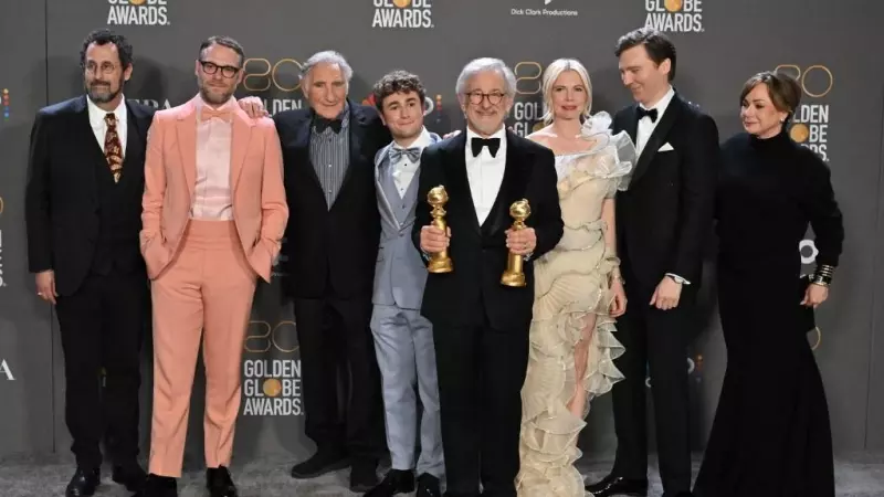 El director estadounidense Steven Spielberg (C) posa con los premios a Mejor Director - Película y Mejor Película - Drama por 'The Fabelmans' junto al autor estadounidense Tony Kushner (L), el actor canadiense-estadounidense Seth Rogen (2do L), el actor e