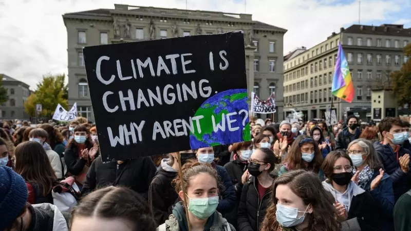 Un grupo de activistas, durante una protesta climática en la capital de Suiza, Berna, en una imagen de archivo tomada en octubre de 2021