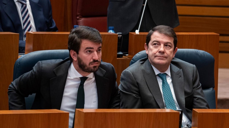El vicepresidente de la Junta, Juan García-Gallardo (i), y el presidente de la Junta de Castilla y León, Alfonso Fernández Mañueco (d), durante la sesión de la votación de las enmiendas del PSOE a la Ley de medidas, en la sede de Las Cortes.
