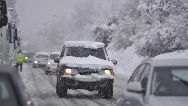 Varios coches circulan por una carretera nevada, a 16 de enero de 2023, en Huesca, Aragón (España) donde la borrasca Gerard mantiene la comunidad en alerta roja.