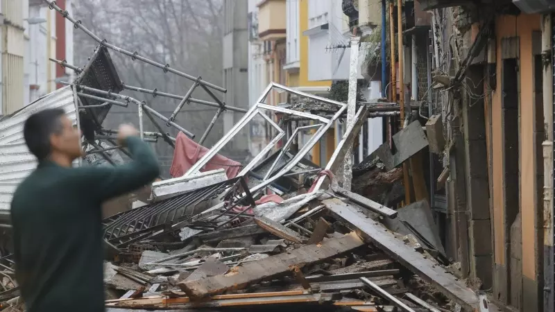 Desplome de la fachada de un edificio en Ferrol sin que se registraran heridos, a consecuencia del temporal, este lunes 16/01/2023