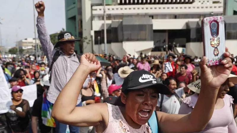 Protesta contra las detenciones de manifestantes en Lima.