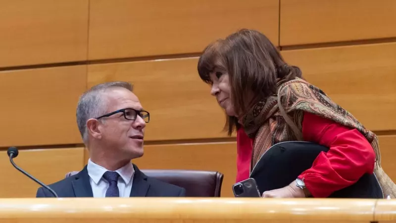 Imagen de archivo del presidente del Senado, Ander Gil, junto a la vicepresidenta primera, Cristina Narbona, durante una sesión en diciembre de 2022.