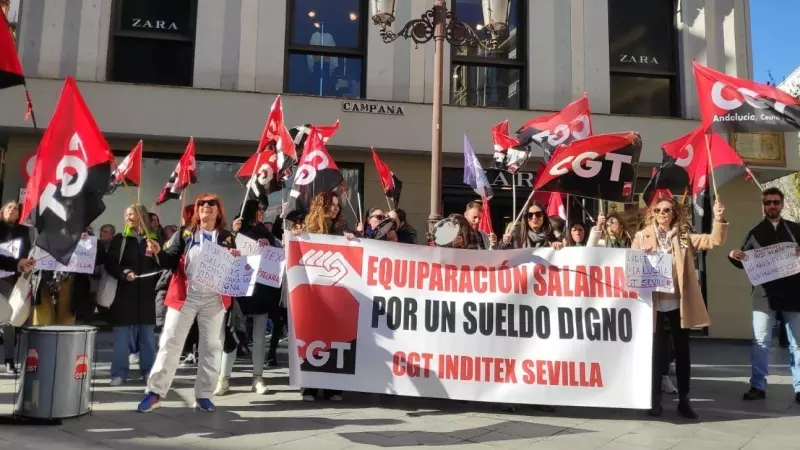 26/11/23 Concentración de trabajadoras de Inditex frente a un comercio de Zara en Sevilla el pasado lunes.